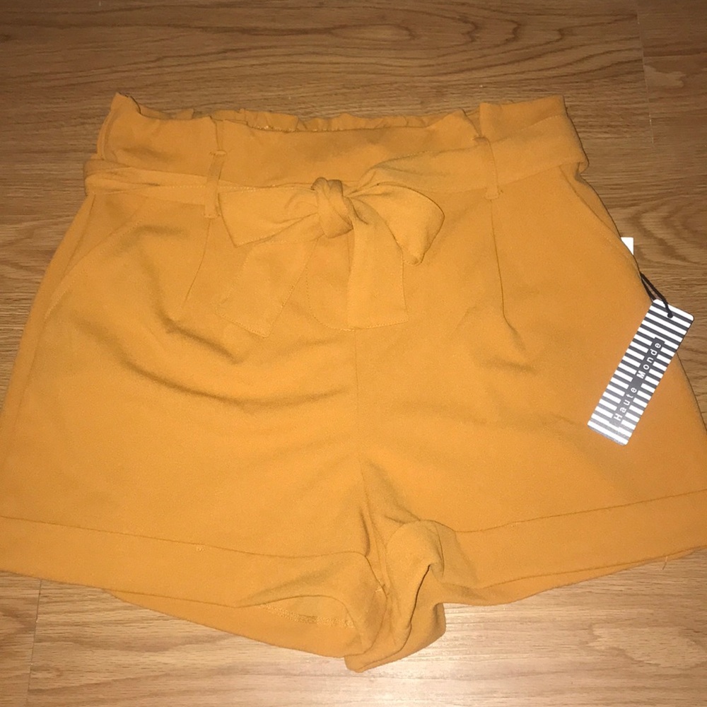 Hi-waisted shorts